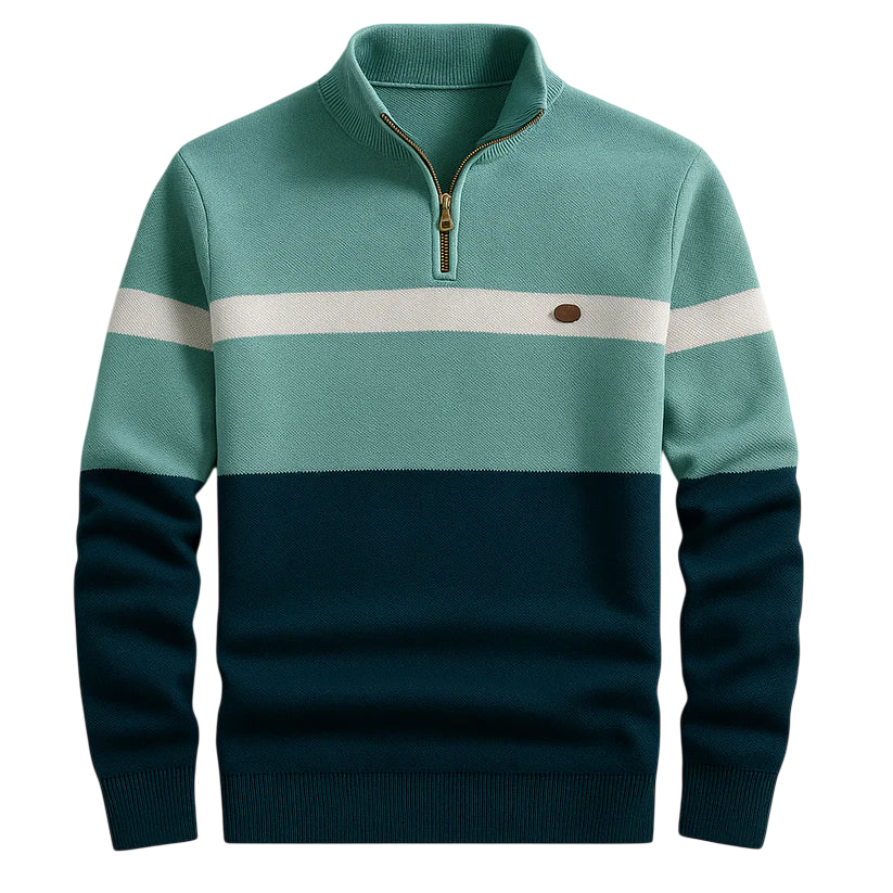 Męski sweter Arkadya Outlet to kolorowy sweter męski ze stójką zapinaną do połowy na zamek błyskawiczny, w odcieniach turkusu, z białym paskiem na piersi, małą brązową naszywką po lewej stronie oraz prążkowanymi mankietami i dołem.