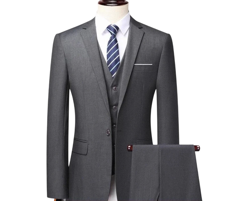 Szary Zestaw Garniturowy Męski Trzyczęściowy Arkadya Outlet z marynarką, dopasowaną kamizelką, białą koszulą i niebieskim krawatem w paski - idealny wybór na wesele lub eleganckie okazje.