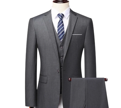 Szary Zestaw Garniturowy Męski Trzyczęściowy Arkadya Outlet z marynarką, dopasowaną kamizelką, białą koszulą i niebieskim krawatem w paski - idealny wybór na wesele lub eleganckie okazje.