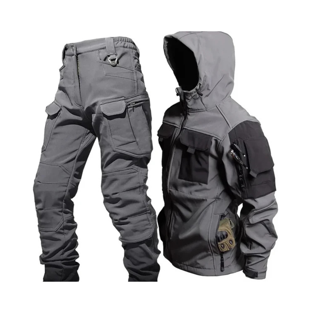 Arkadya Outlet Zestaw odzieży outdoorowej męski obejmuje szarą kurtkę taktyczną z kapturem i czarnymi akcentami oraz dopasowane wodoodporne spodnie. Liczne kieszenie i zamki błyskawiczne dodają stylu i funkcjonalności - idealne do użytku na zewnątrz, pokazane na białym tle.