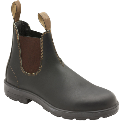 The Arkadya Outlet Botki Chelsea męskie wsuwane z elastycznymi panelami do kostki to czarne botki z brązowymi elastycznymi panelami i jasnobrązowymi uchwytami, prezentowane na białym tle.