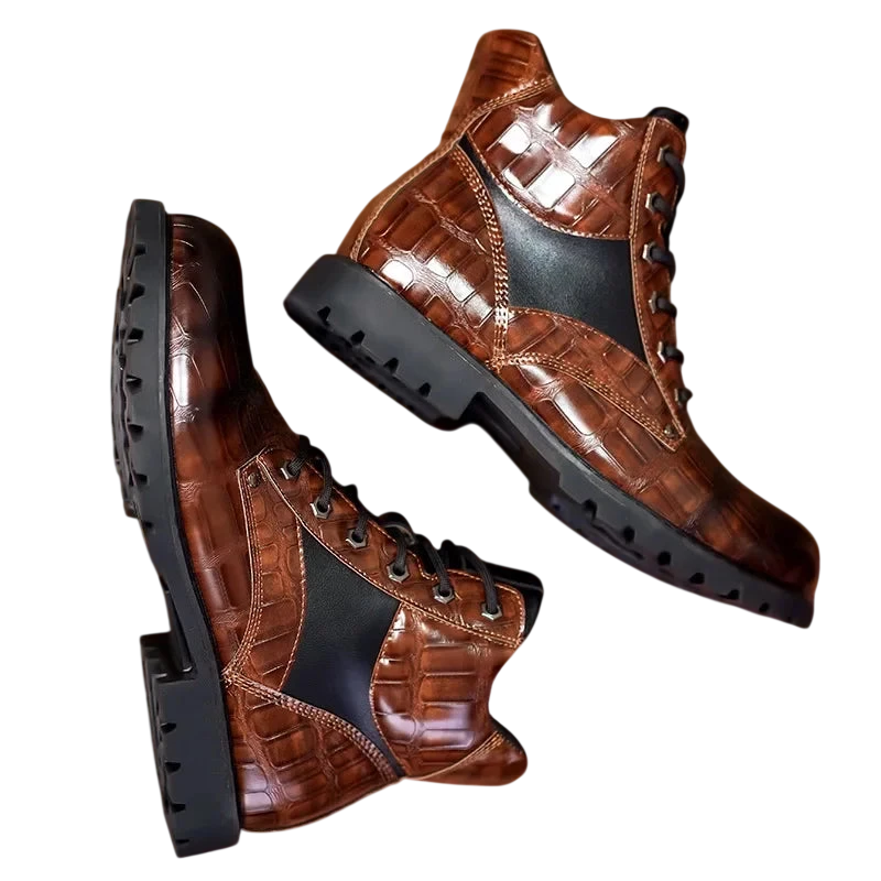 Botki Wojskowe Męskie Sznurowane Podeszwa Traktorowa Tłoczone Arkadya Outlet mają brązową skórę z wzorem krokodyla, czarne panele boczne i wytrzymałe gumowe podeszwy, wyświetlane na gładkim białym tle.