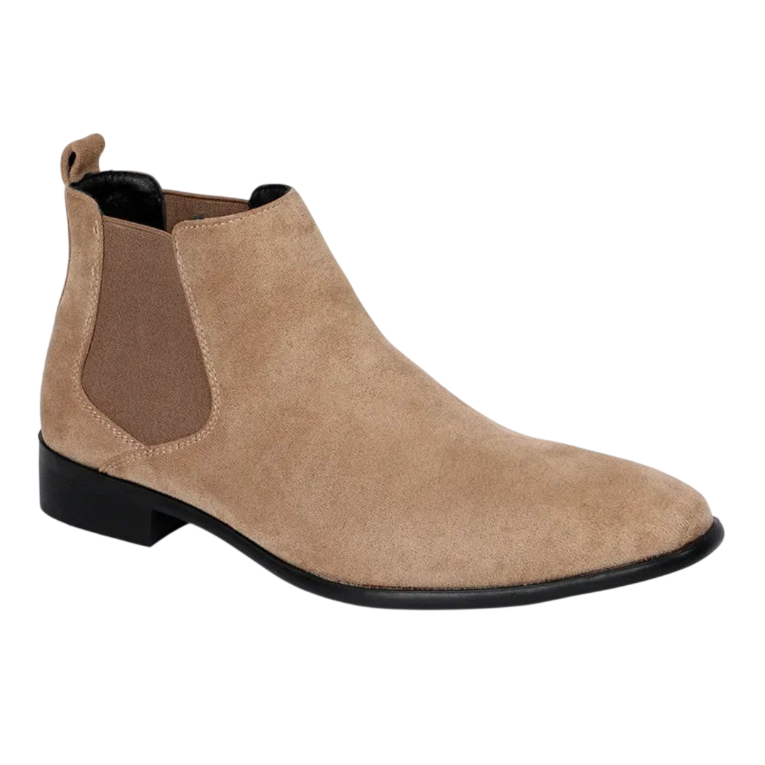 Arkadya Outlet Botki męskie wsuwane z kwadratowym noskiem i niskim obcasem z brązowego zamszu mają elastyczne panele boczne, zakładkę z tyłu i niski czarny obcas, wyświetlane na gładkim białym tle.