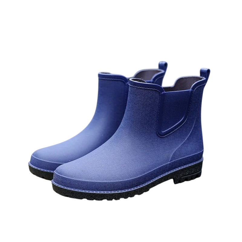 Arkadya Outlet Buty Chelsea męskie zimowe wsuwane, niebieskie gumowe buty za kostkę z antypoślizgowymi czarnymi teksturowanymi podeszwami, są wyświetlane na zwykłym białym tle.