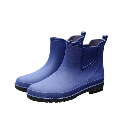 Arkadya Outlet Buty Chelsea męskie zimowe wsuwane, niebieskie gumowe buty za kostkę z antypoślizgowymi czarnymi teksturowanymi podeszwami, są wyświetlane na zwykłym białym tle.