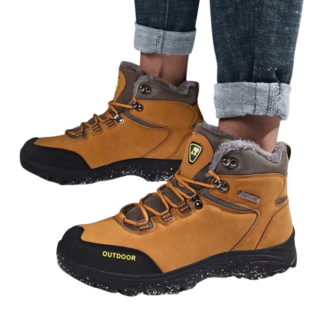 Mężczyzna w podwiniętych dżinsach nosi Arkadya Outlet Buty zimowe outdoor męskie wiązane z antypoślizgową podeszwą, z żółtymi sznurowadłami, metalowymi oczkami, futrzaną podszewką i nadrukiem OUTDOOR z boku dla surowego wyglądu.