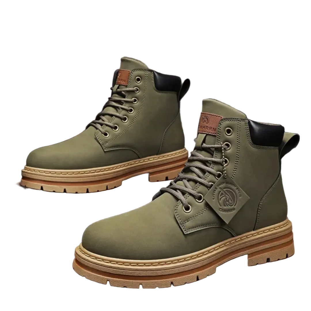 Para Arkadya Outlet Buty zimowe męskie sznurowane zamknięta forma gruba podeszwa w kolorze oliwkowo-zielonym, z czarnymi wyściełanymi kołnierzami, skórzaną metką na języku i bocznymi szwami, wyświetlanymi na białym tle.