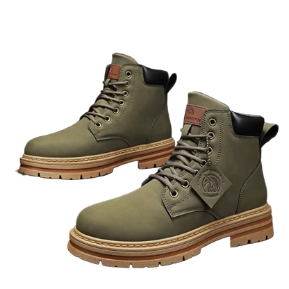 Para Arkadya Outlet Buty zimowe męskie sznurowane zamknięta forma gruba podeszwa w kolorze oliwkowo-zielonym, z czarnymi wyściełanymi kołnierzami, skórzaną metką na języku i bocznymi szwami, wyświetlanymi na białym tle.