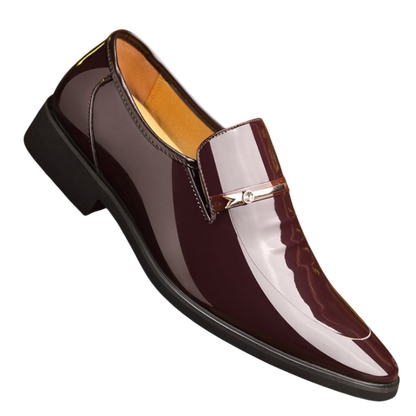 Arkadya Outlet Mokasyny Wizytowe Męskie Wsuwany Szpiczasty Nosek to błyszczący bordowy męski wsuwany loafers ze spiczastym noskiem, czarną podeszwą i metalicznymi detalami na całej cholewce, pokazany na białym tle.