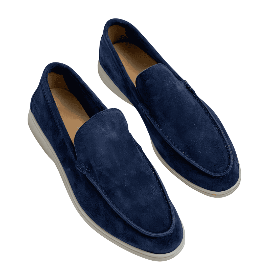 Para zamszowych loafersów Arkadya Outlet Mokasyny Męskie Wsuwana Lekka Konstrukcja w kolorze granatowym z białymi gumowymi podeszwami, prezentowana obok siebie na gładkim białym tle.