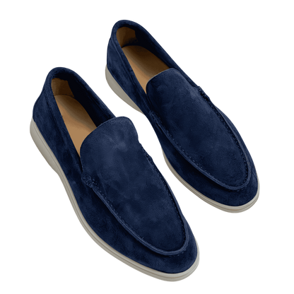 Para zamszowych loafersów Arkadya Outlet Mokasyny Męskie Wsuwana Lekka Konstrukcja w kolorze granatowym z białymi gumowymi podeszwami, prezentowana obok siebie na gładkim białym tle.