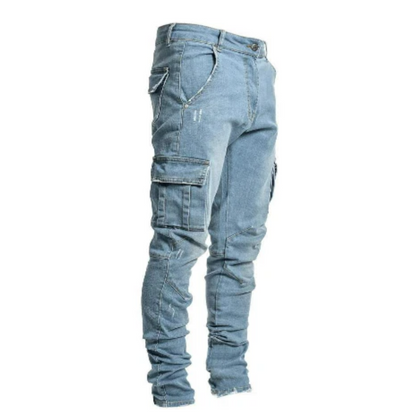 Para Arkadya Outlet Spodnie cargo męskie wąski krój codzienne spodnie kieszeniowe z jasnoniebieskiego denimu z dużymi bocznymi kieszeniami i dopasowanym, lekko postrzępionym wzorem, prezentowane pionowo na białym tle.