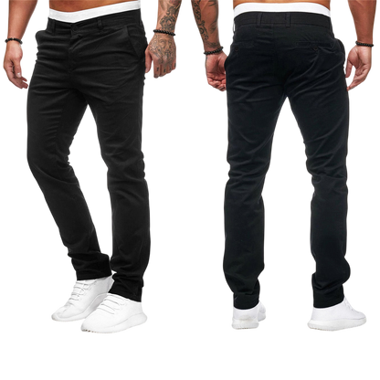 Dwa widoki mężczyzny ubranego w Arkadya Outlet Męskie spodnie (dopasowany krój, prosta nogawka), pokazane z przodu i z tyłu na jasnoszarym tle. Jest bez koszulki i ma tatuaże na jednym ramieniu, w połączeniu z białymi trampkami.