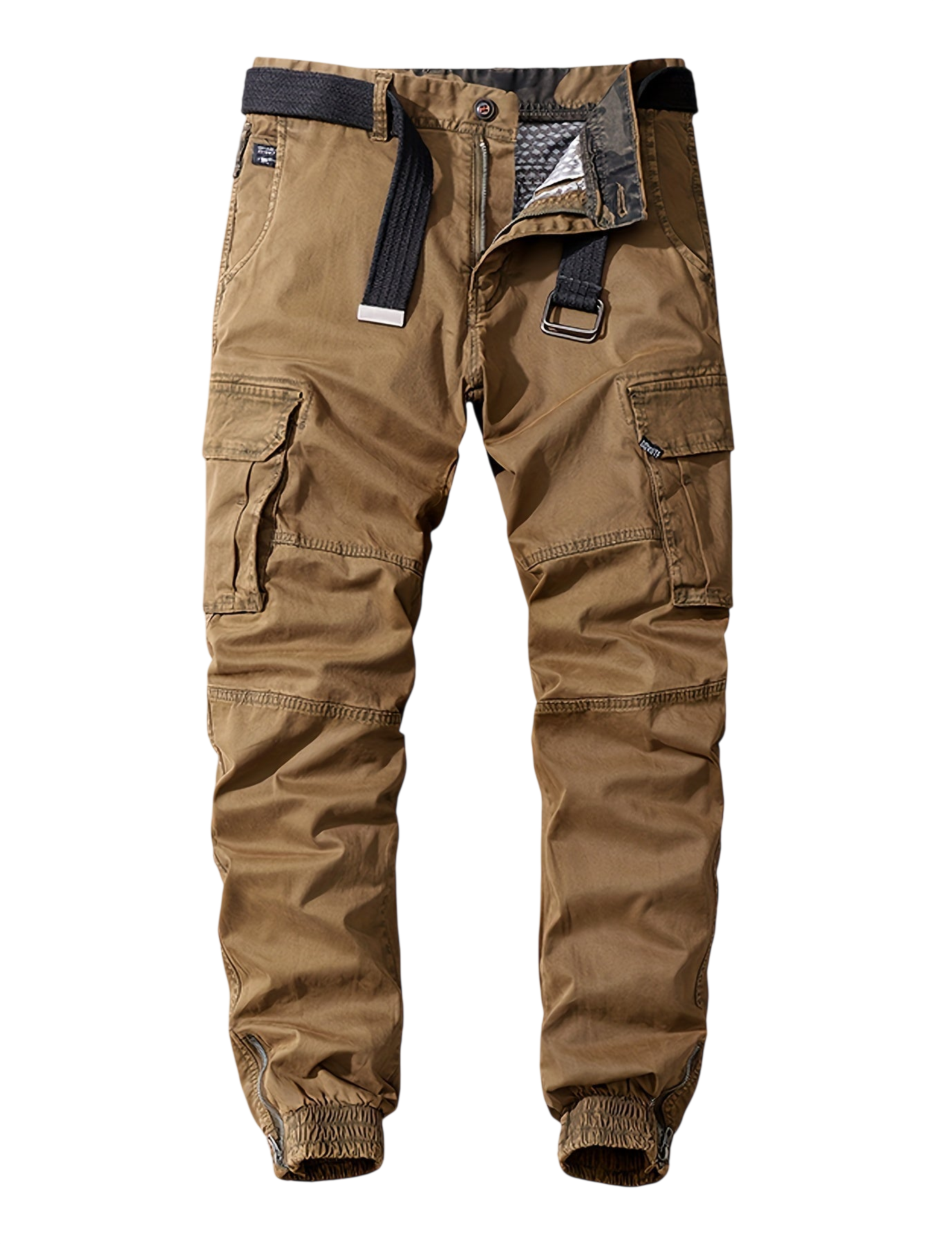 Męskie spodnie joggery Arkadya Outlet mają elastyczne mankiety, liczne kieszenie cargo, zamki błyskawiczne i przeszycia. W komplecie regulowany czarny pasek. Na zdjęciu w kolorze brązowym na szarym tle.