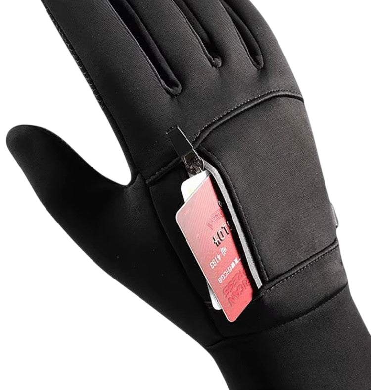 Czarne rękawice Arkadya Outlet z małą kieszonką na zamek z tyłu, mieszczącą czerwoną kartę. Tekst powyżej brzmi HANDIG RITSVAKJE, podkreślając poręczne przechowywanie - idealne dla Rękawice termiczne męskie wodoodporny uchwyt na chłód plenerowy.