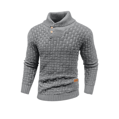 Sweter męski Arkadya Outlet o teksturowanej powierzchni, regularnym kroju i z kołnierzem szalowym. Idealny na zimę, w odcieniu szarości, z dwoma guzikami przy szyi - prezentowany na jasnoszarym tle.
