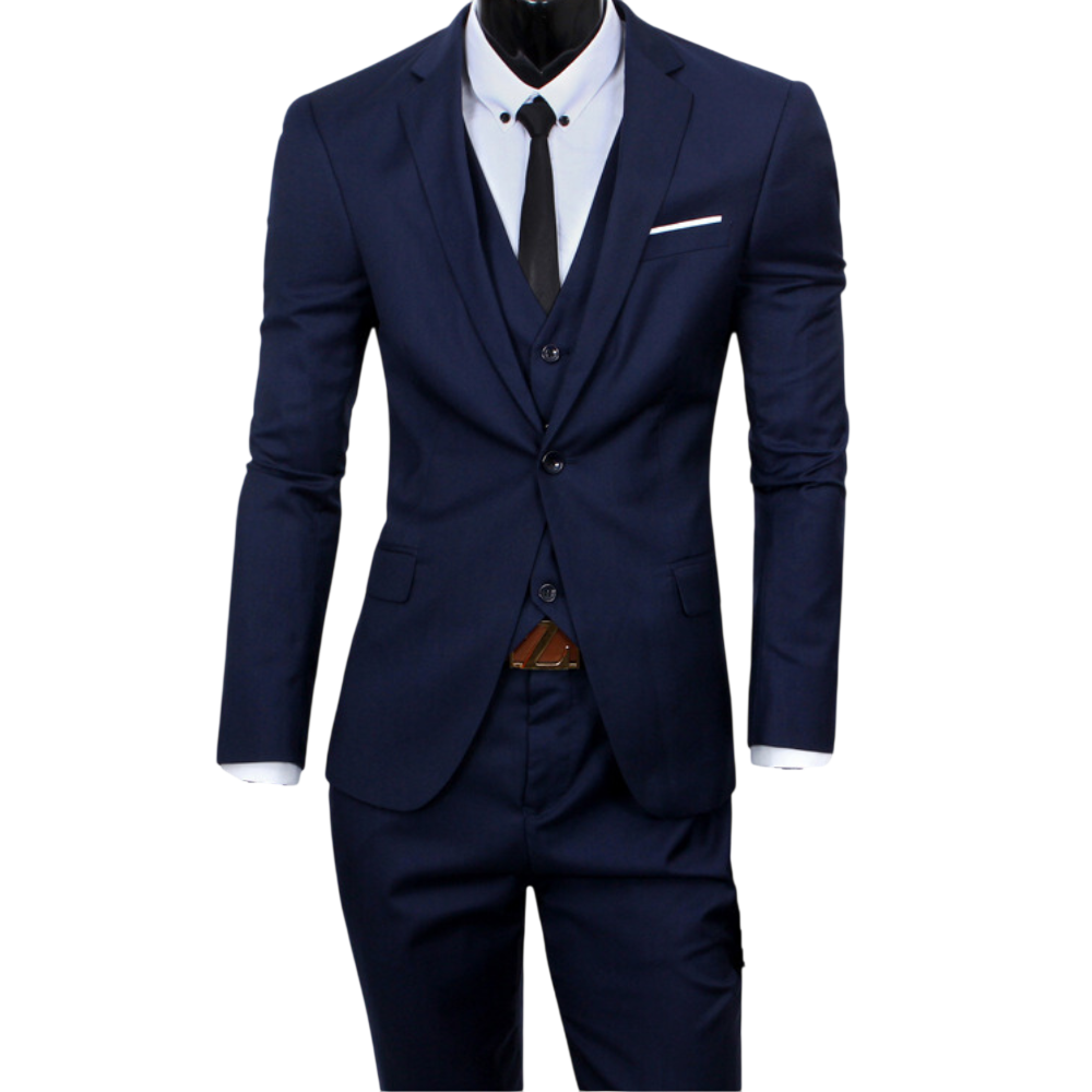 Manekin prezentuje garnitur Arkadya Outlet trzyczęściowy męski dwurzędowe zapięcie kieszeni - ciemny granatowy garnitur z białą koszulą, czarnym krawatem, dopasowaną kamizelką, brązowym paskiem, poszetką i akcentami w postaci guzików - na jasnym tle.