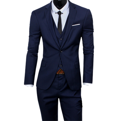 Manekin prezentuje garnitur Arkadya Outlet trzyczęściowy męski dwurzędowe zapięcie kieszeni - ciemny granatowy garnitur z białą koszulą, czarnym krawatem, dopasowaną kamizelką, brązowym paskiem, poszetką i akcentami w postaci guzików - na jasnym tle.