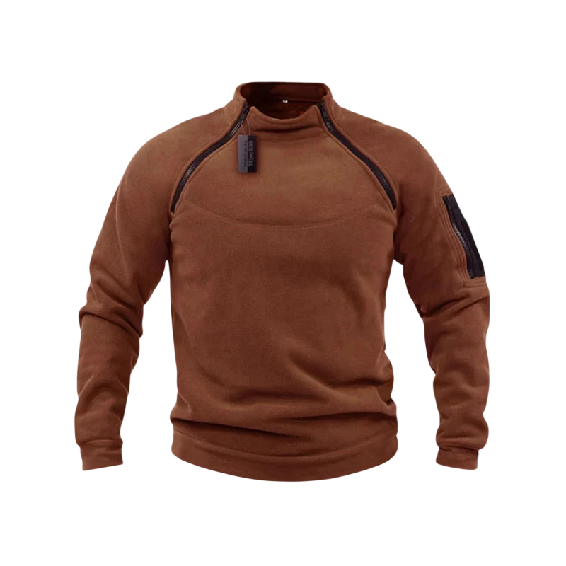 Arkadya Outlet Bluza męska polarowa długi rękaw z kieszeniami jest prezentowana w kolorze brązowym z zapinanym na zamek kołnierzem i kieszenią na rękawie, na rozmytym tle ośnieżonych gór.