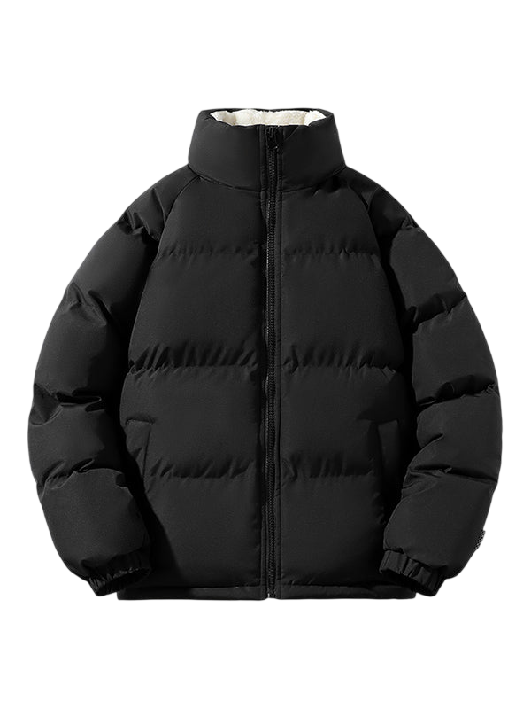 Arkadya Outlet Kurtka Męska Pikowana Konstrukcja Z Przymocowanym Kapturem to czarna pikowana kurtka z wysokim kołnierzem, zamkiem z przodu, dołączonym kapturem, grubym pikowaniem i elastycznymi mankietami, przedstawiona na gładkim jasnoszarym tle.