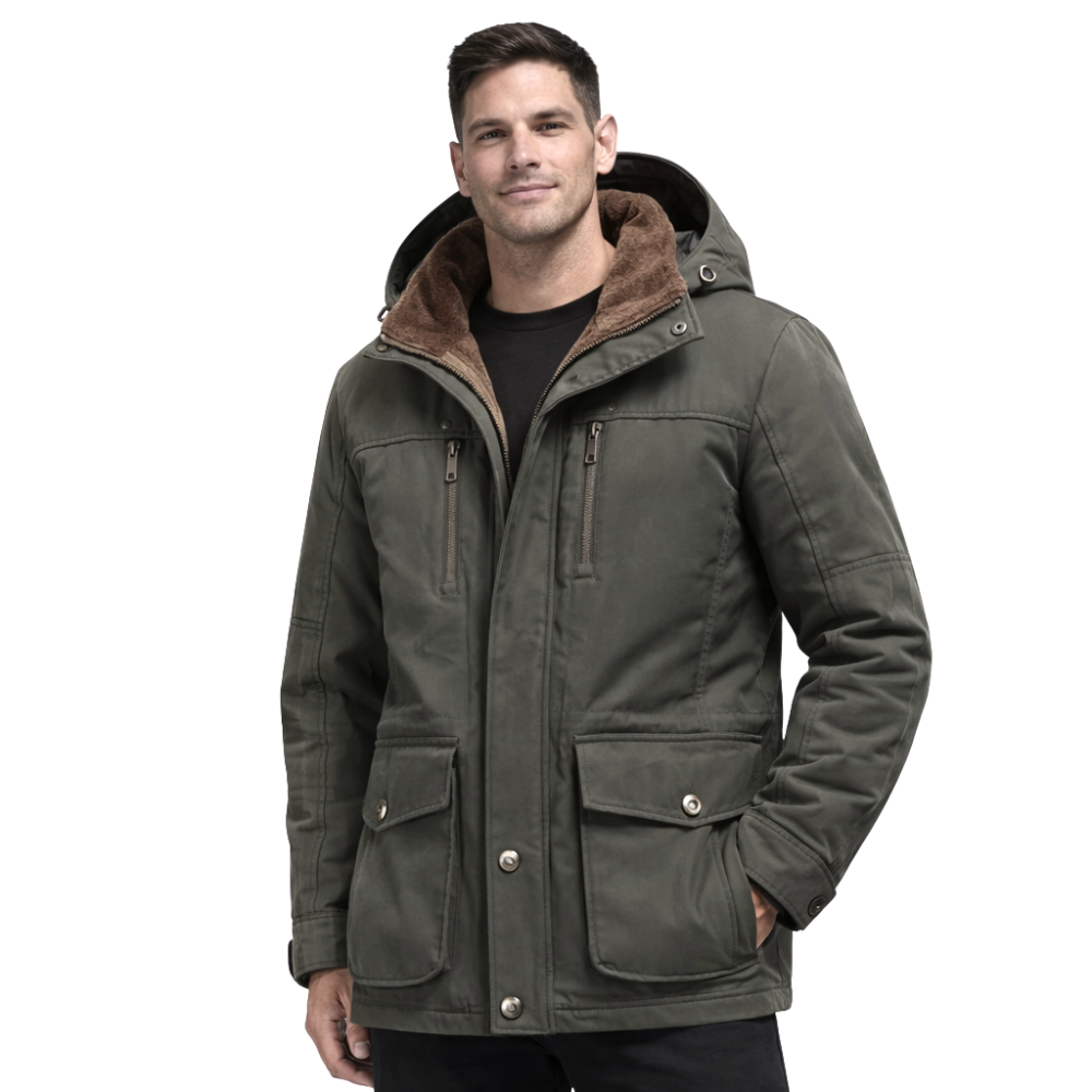Mężczyzna w ciemnozielonej Kurtce Zimowej Męskiej z Kapturem i Kieszeniami marki Arkadya Outlet, z brązową podszewką, wieloma kieszeniami i dużymi guzikami, stoi uśmiechnięty z jedną ręką w kieszeni.