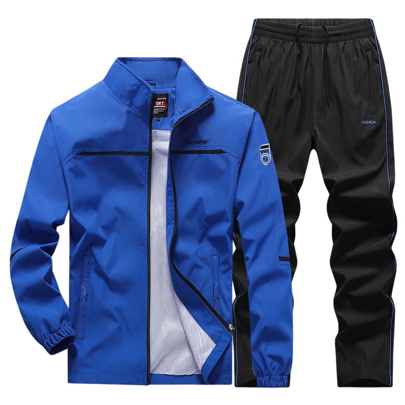 Dres komplet męski dwuczęściowy Arkadya Outlet: bluza na zamek w żywym niebieskim kolorze z czarnymi akcentami oraz czarne spodnie z niebieskimi lampasami i elastycznym pasem.