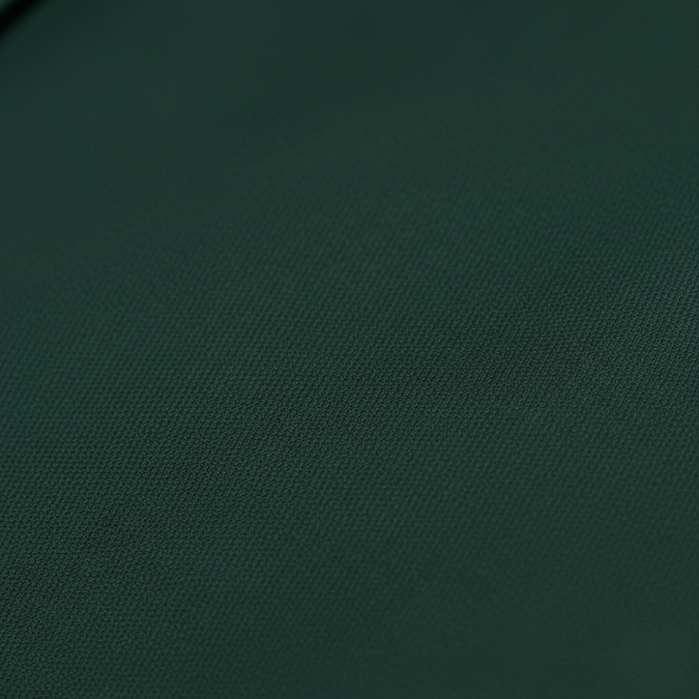 Zbliżenie na ciemnozieloną tkaninę o drobnym, fakturowanym splocie na Garnitur Trzyczęściowy Męski Marynarka Kamizelka I Spodnie marki Arkadya Outlet - gładki, równomiernie wybarwiony materiał idealny na klasyczny garnitur. Subtelne cieniowania podkreślają elegancką fakturę.