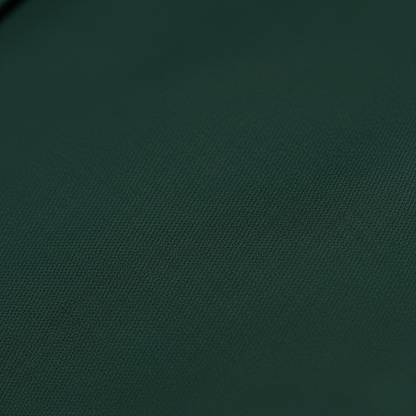 Zbliżenie na ciemnozieloną tkaninę o drobnym, fakturowanym splocie na Garnitur Trzyczęściowy Męski Marynarka Kamizelka I Spodnie marki Arkadya Outlet - gładki, równomiernie wybarwiony materiał idealny na klasyczny garnitur. Subtelne cieniowania podkreślają elegancką fakturę.