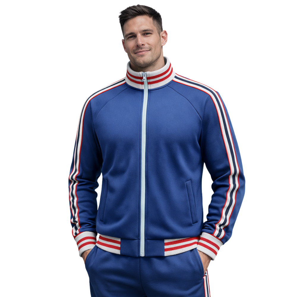 Uśmiechnięty mężczyzna w niebieskiej kurtce Arkadya Outlet Komplet dresowy męski dwuczęściowy zestaw do codziennego użytku i dopasowanych spodniach w biało-czerwone paski, pozuje z rękami w kieszeniach na białym tle.