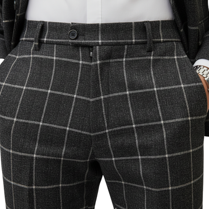 Zbliżenie na osobę ubraną w kurtkę Arkadya Outlet Komplet Garniturowy Męski Trzyczęściowy Marynarka w szarą kratę z białymi liniami windowpane, w stylizacji z białą koszulą i srebrnym zegarkiem, ręce w kieszeniach.