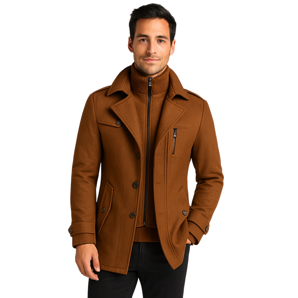Mężczyzna modeluje Arkadya Outlet Męski Płaszcz - jesienno-zimowy płaszcz z długim rękawem w kolorze brązowym, stojąc na jasnym tle, twarzą do kamery z lekkim uśmiechem i rękami po bokach.