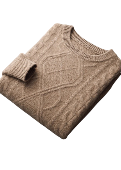 Składany beżowy Sweter męski dekolt okrągły warkoczowy marki Arkadya Outlet, z prążkowanym kołnierzem i mankietami oraz teksturowanym diamentowym splotem warkoczowym z przodu, jest wyświetlany na białym tle.