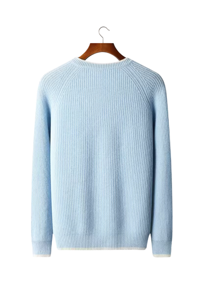 Arkadya Outlet Sweter męski dekolt okrągły prążkowana dzianina standardowy krój w kolorze jasnoniebieskim jest prezentowany od tyłu na drewnianym wieszaku, podkreślając jego prążkowaną fakturę i proste mankiety na białym tle.