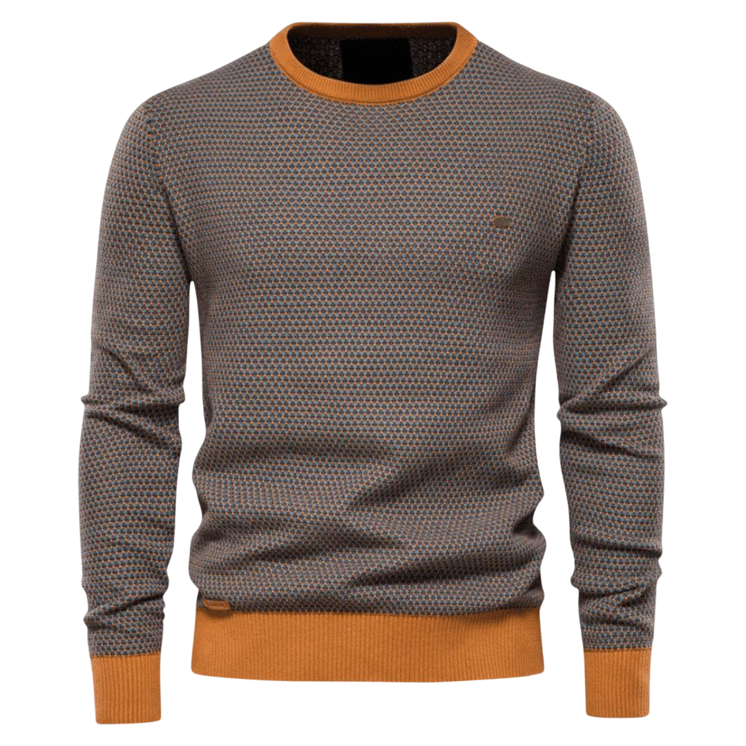 Pomarańczowy męski sweter dzianinowy; widok z przodu na modelu.