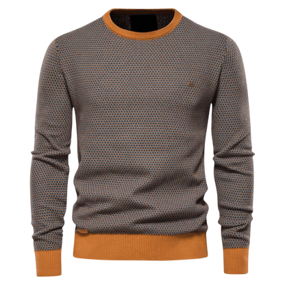 Pomarańczowy męski sweter dzianinowy; widok z przodu na modelu.