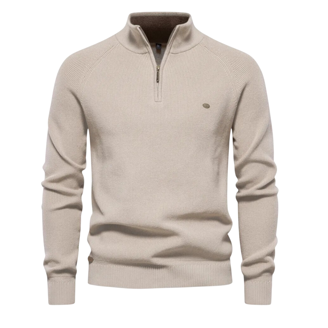 Męski sweter z półzamkiem, kolor beżowy; widok z przodu na modelu
