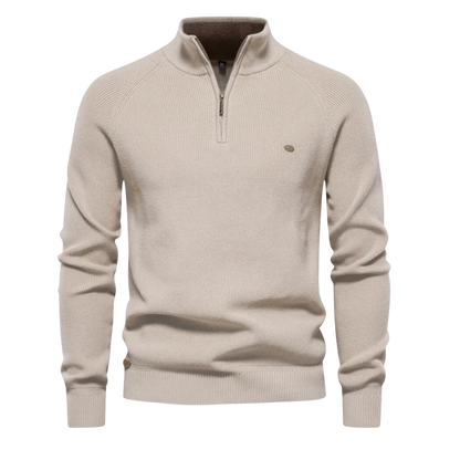 Męski sweter z półzamkiem, kolor beżowy; widok z przodu na modelu
