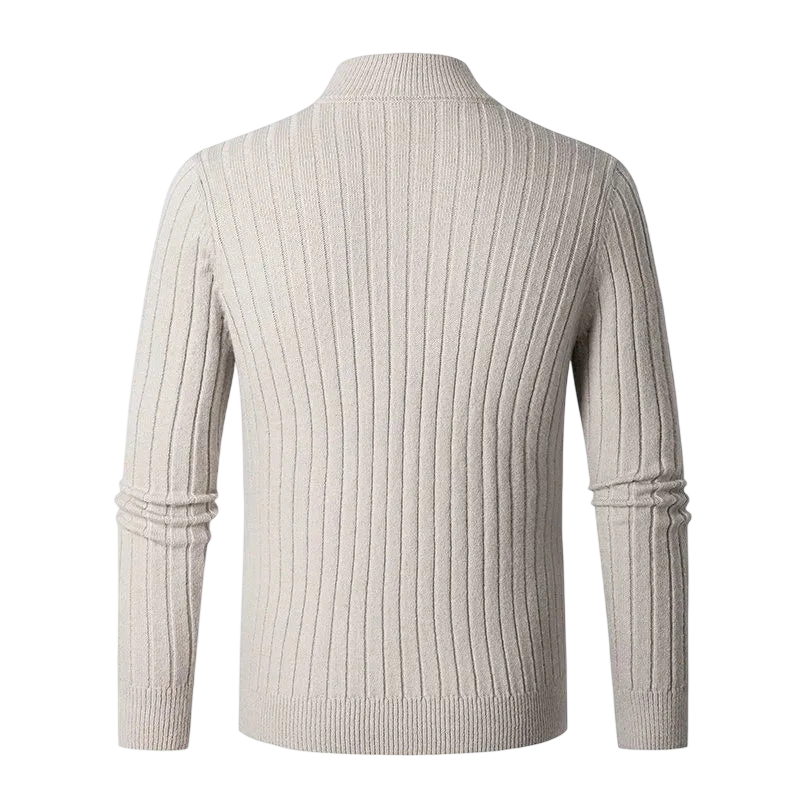 Jasnobeżowy sweter męski z długim rękawem marki Arkadya Outlet ze stójką i zamkiem błyskawicznym do połowy, zaprezentowany od tyłu na białym tle. Dopasowany krój zapewnia nowoczesny, klasyczny wygląd.