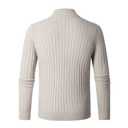 Jasnobeżowy sweter męski z długim rękawem marki Arkadya Outlet ze stójką i zamkiem błyskawicznym do połowy, zaprezentowany od tyłu na białym tle. Dopasowany krój zapewnia nowoczesny, klasyczny wygląd.