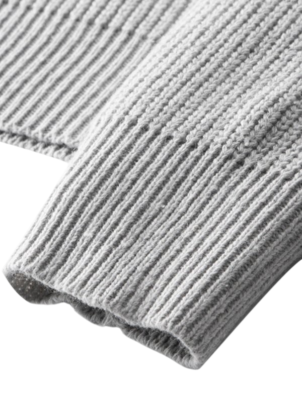 Jasnoszary męski sweter dzianinowy o luźnym kroju, kołnierz z zamkiem, miękka struktura, długi rękaw