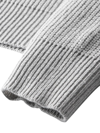 Jasnoszary męski sweter dzianinowy o luźnym kroju, kołnierz z zamkiem, miękka struktura, długi rękaw