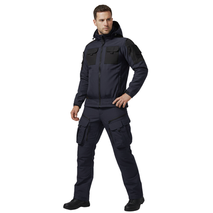 Mężczyzna modeluje Arkadya Outlet Zestaw odzieży outdoorowej męski: wodoodporna kurtka i spodnie w kolorze granatowym z czarnymi kieszeniami i czarnymi butami, na białym tle.