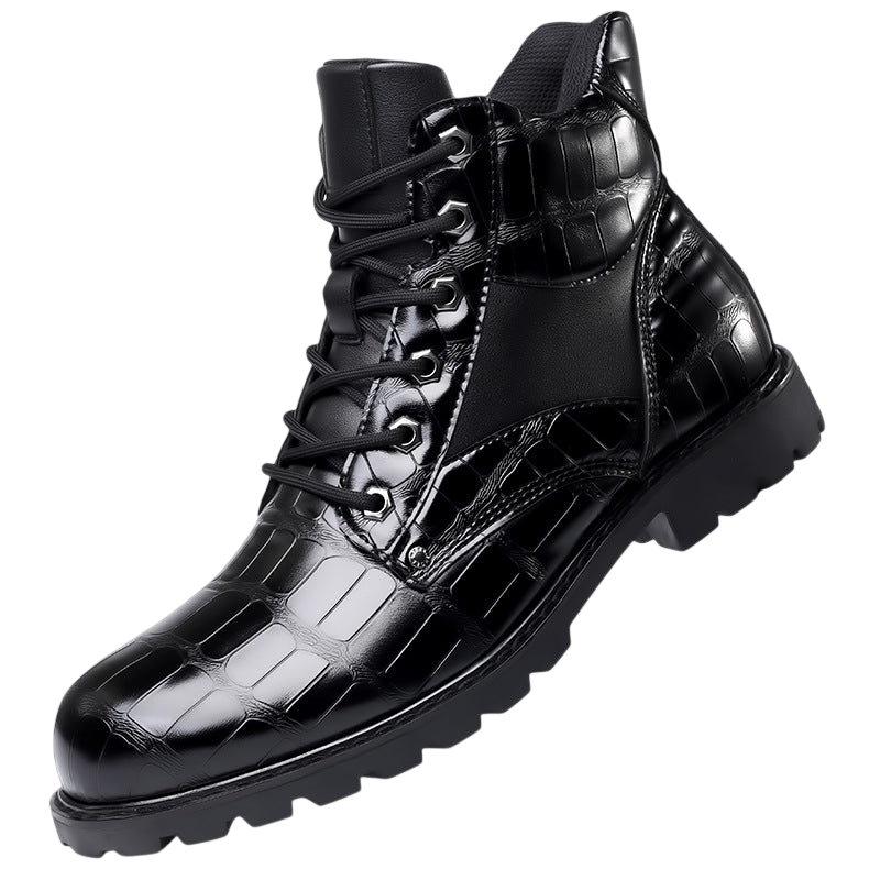 Arkadya Outlet Botki Wojskowe Męskie Sznurowane Podeszwa Traktorowa Tłoczone to czarne, wysokie skórzane buty z krokodylim wzorem, chropowatą gumową podeszwą i czarnymi sznurowadłami, przedstawione na białym tle.