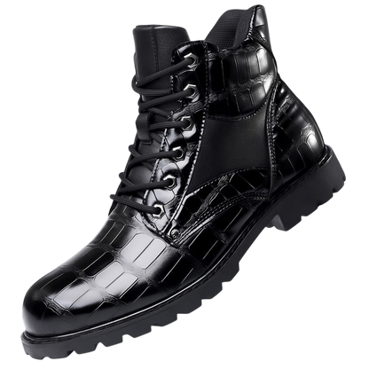 Arkadya Outlet Botki Wojskowe Męskie Sznurowane Podeszwa Traktorowa Tłoczone to czarne, wysokie skórzane buty z krokodylim wzorem, chropowatą gumową podeszwą i czarnymi sznurowadłami, przedstawione na białym tle.