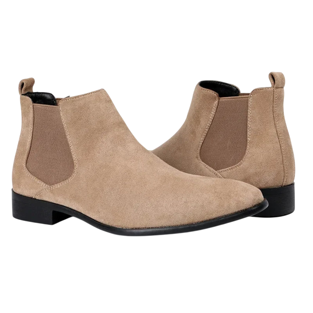 Para Arkadya Outlet botki męskie wsuwane z kwadratowym noskiem i niskim obcasem w jasnobrązowym zamszu, z elastycznymi wstawkami i czarnymi podeszwami-jeden ale przodem, drugi ustawiony bokiem.