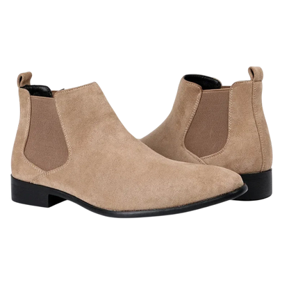 Para Arkadya Outlet botki męskie wsuwane z kwadratowym noskiem i niskim obcasem w jasnobrązowym zamszu, z elastycznymi wstawkami i czarnymi podeszwami-jeden ale przodem, drugi ustawiony bokiem.