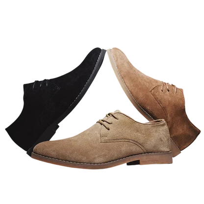 Trzy buty Arkadya Outlet Buty Biznesowe Męskie Płaski Obcas Zamknięty Nosek w kolorze czarnym, jasnobrązowym i brązowym są ułożone w trójkąt na białym tle, każdy z niskim obcasem i sznurowanym zapięciem.