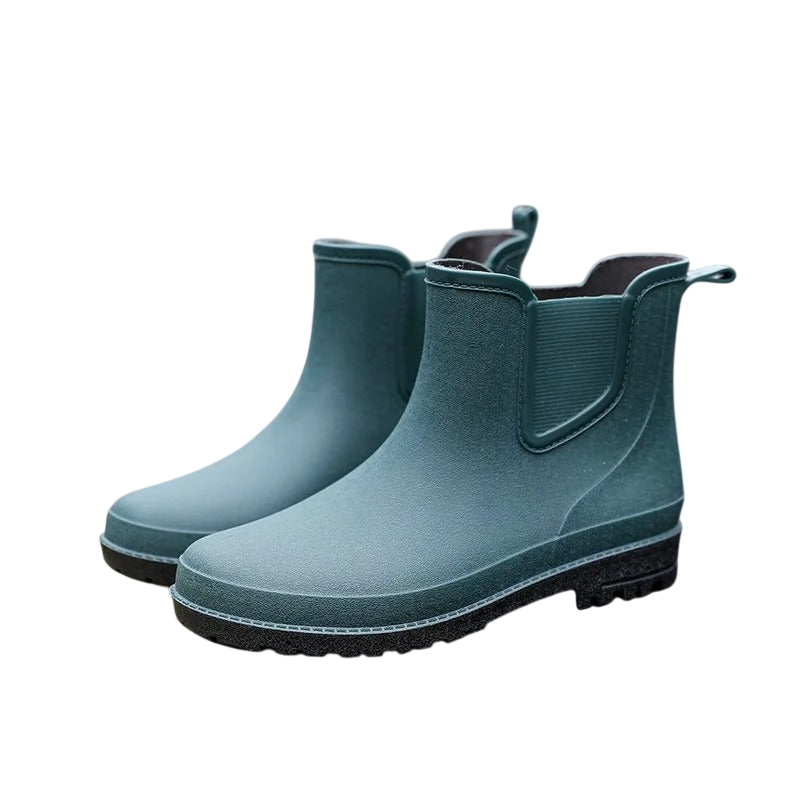 Buty Chelsea męskie zimowe wsuwane antypoślizgowe marki Arkadya Outlet to zielone gumowe buty za kostkę z czarną podeszwą, bocznymi elastycznymi panelami i zakładkami ułatwiającymi zakładanie, przedstawione na białym tle.