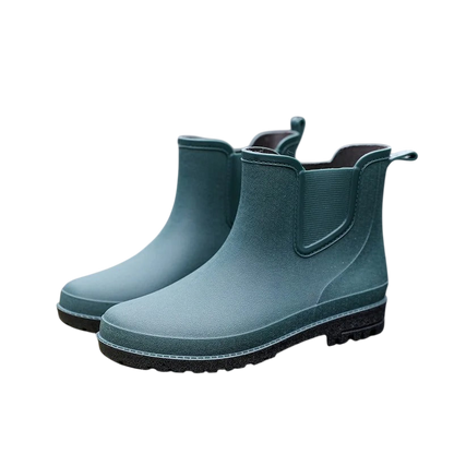 Buty Chelsea męskie zimowe wsuwane antypoślizgowe marki Arkadya Outlet to zielone gumowe buty za kostkę z czarną podeszwą, bocznymi elastycznymi panelami i zakładkami ułatwiającymi zakładanie, przedstawione na białym tle.