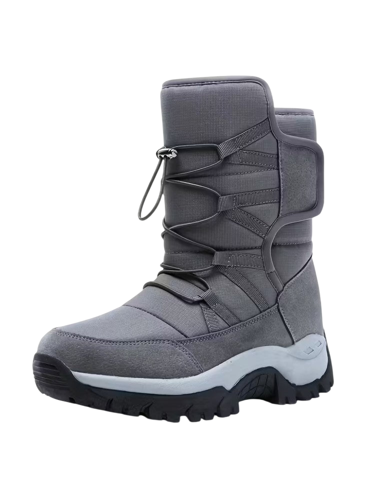 Buty Śniegowe Męskie Arkadya Outlet to szare, wysokie do kostki buty zimowe z regulowanymi sznurowadłami, wzmocnionymi panelami i grubą, czarną podeszwą z bieżnikiem. Wodoodporna zimowa konstrukcja zewnętrzna; obuwie na zimę pokazane na białym tle.